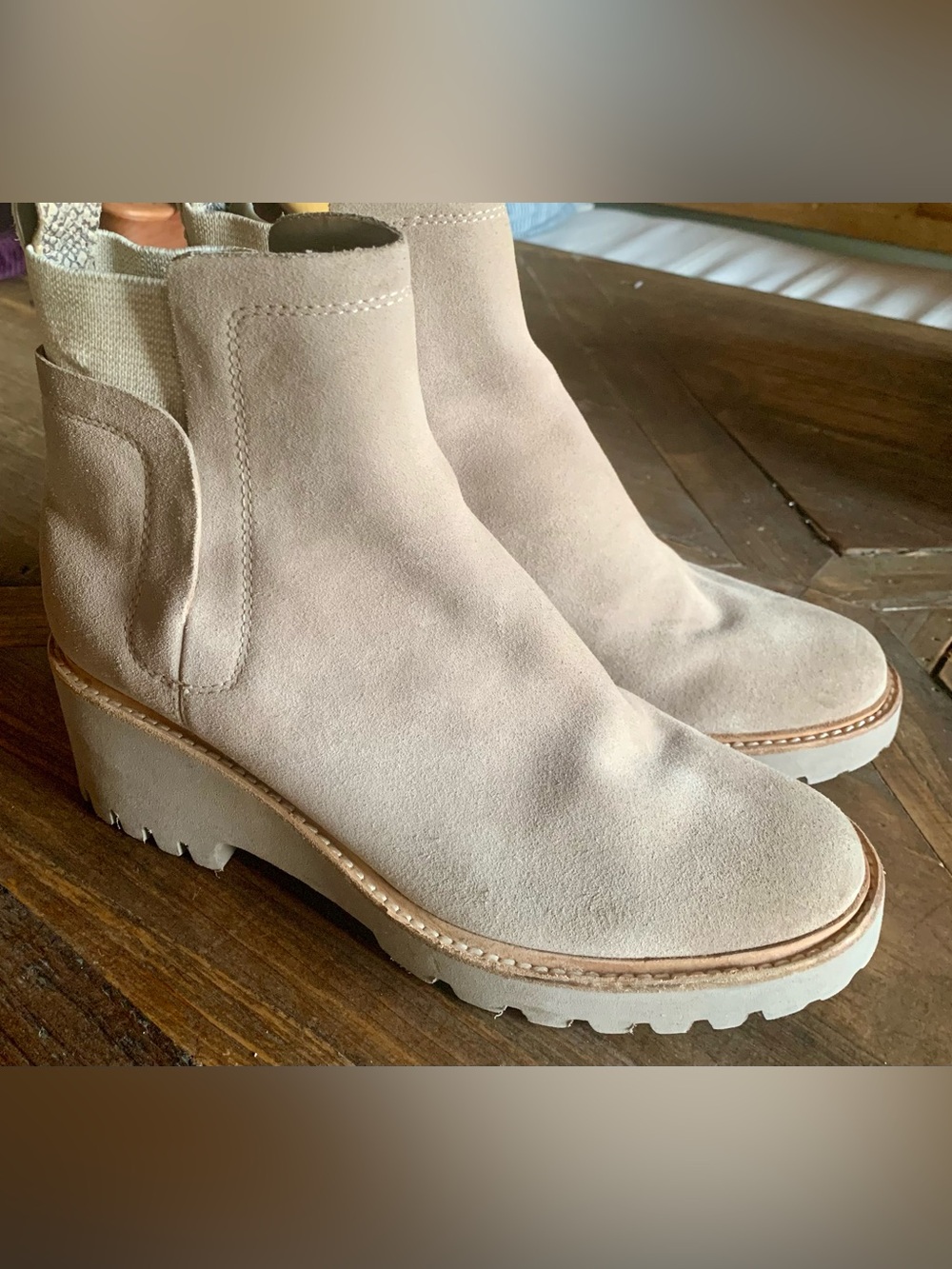 Dolce Vita Women’s Suede Chelsea Lug Sole Boot - Cream SZ 10